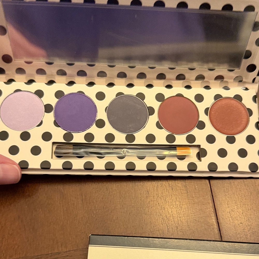 Polka Dot Eyeshadow Palette with Brush- ladies who lunch